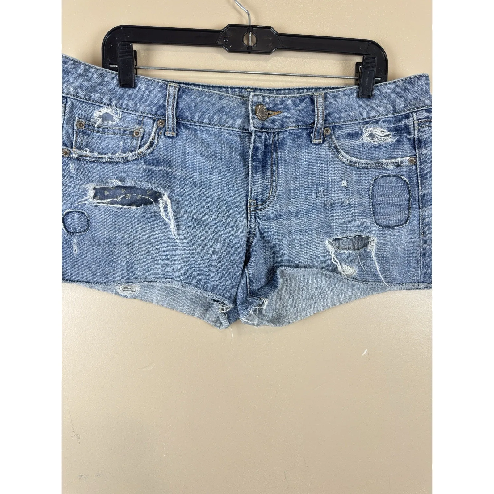 American Eagle Women’s Denim Shortie Size 12 Light Wash Frayed Hem - Image 2