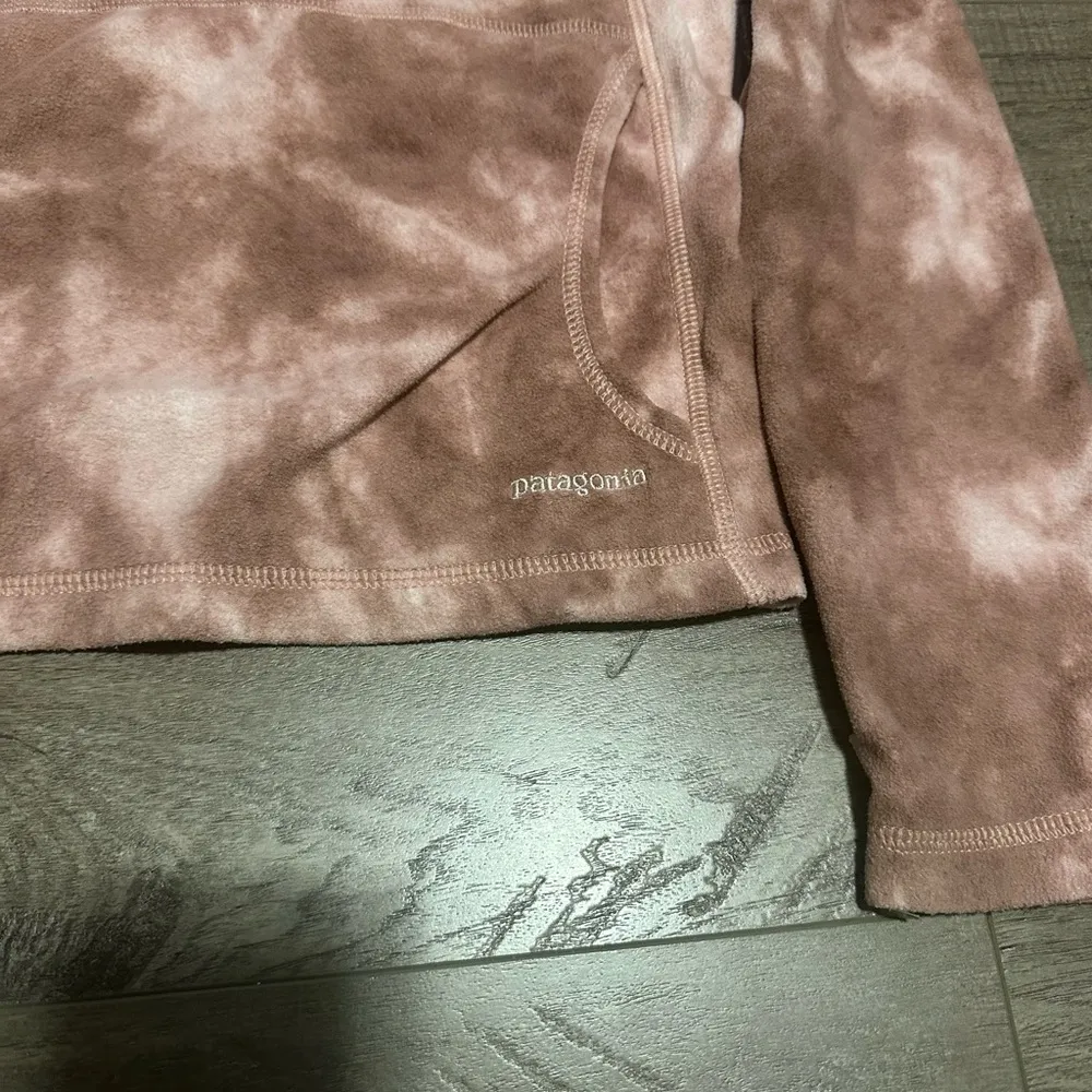 Patagonia Synchilla Micro D-Luxe Hoody Tie Dye Dusty Rose Pink M NWOT - Image 2