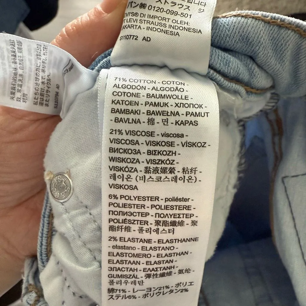 Levi’s Women’s 31 726 Flare Distressed Stretchy Jeans - Image 5