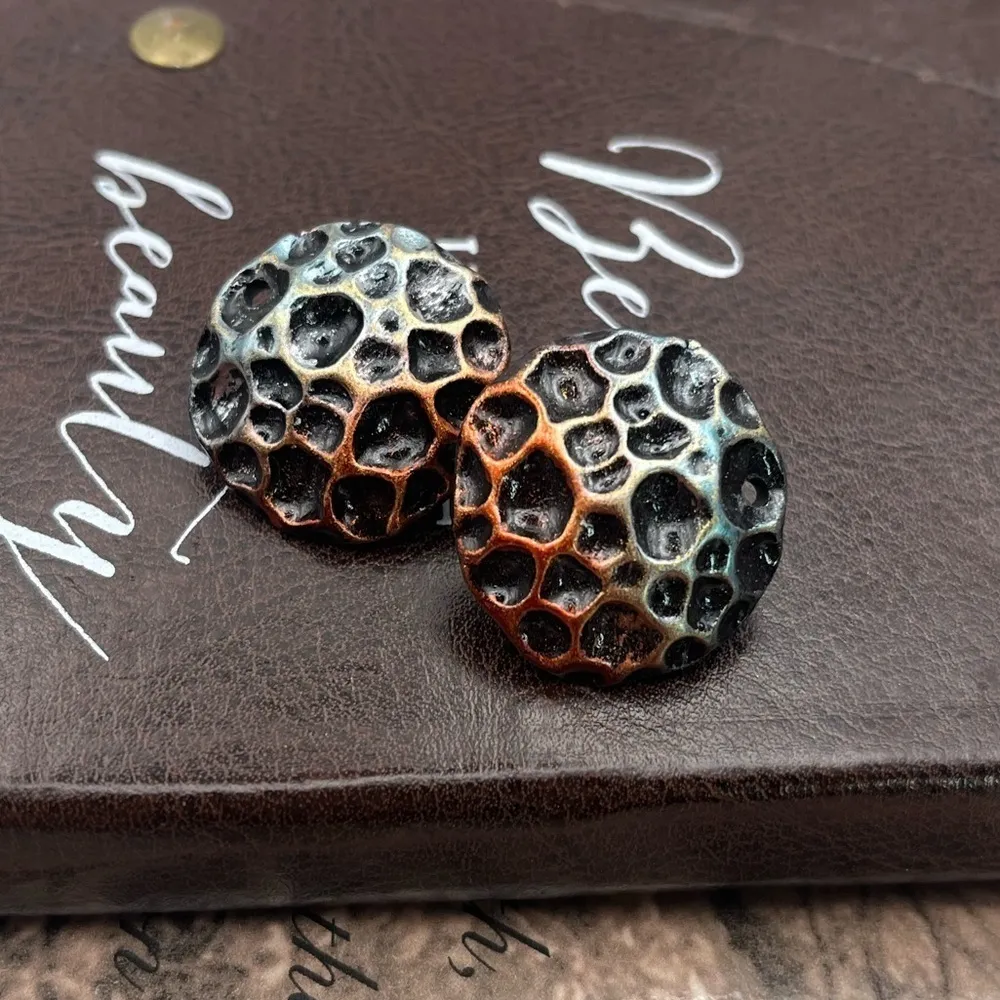 1980s Honeycomb Textured Resin Clip - Image 2