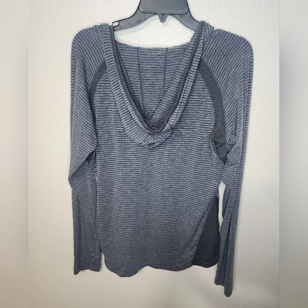 Kuhl Women's Sora, Long Sleeve V-Neck Button Hoodie xl - Image 4