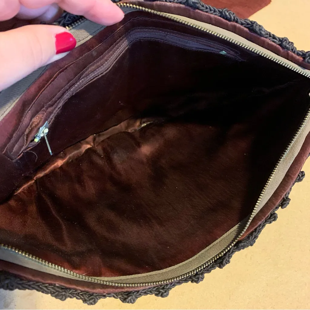 VINTAGE 1970'S BROWN CROCHET MACRAME W/CREAM PLASTIC WRIST BAG/CLUTCH - Image 8