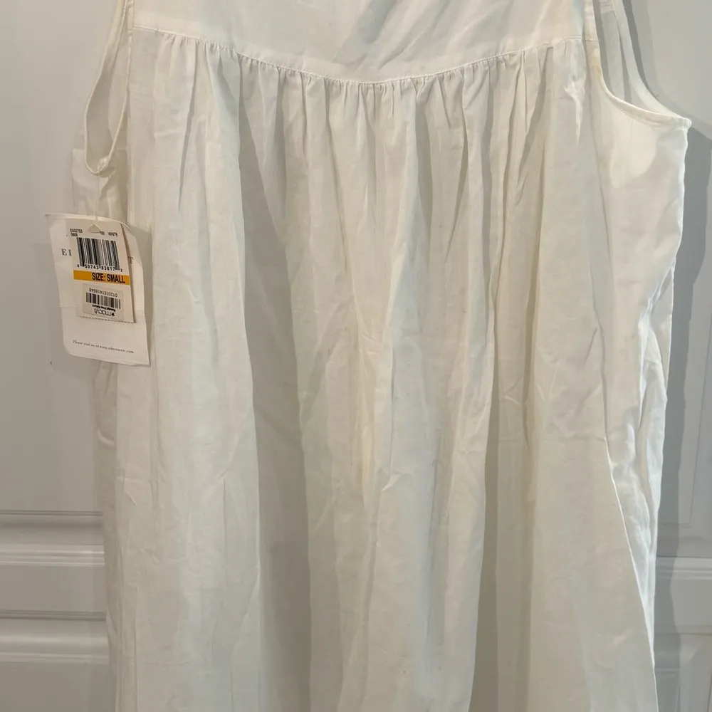 Ellen Tracy White Top with Lace and Button Accents - Image 5