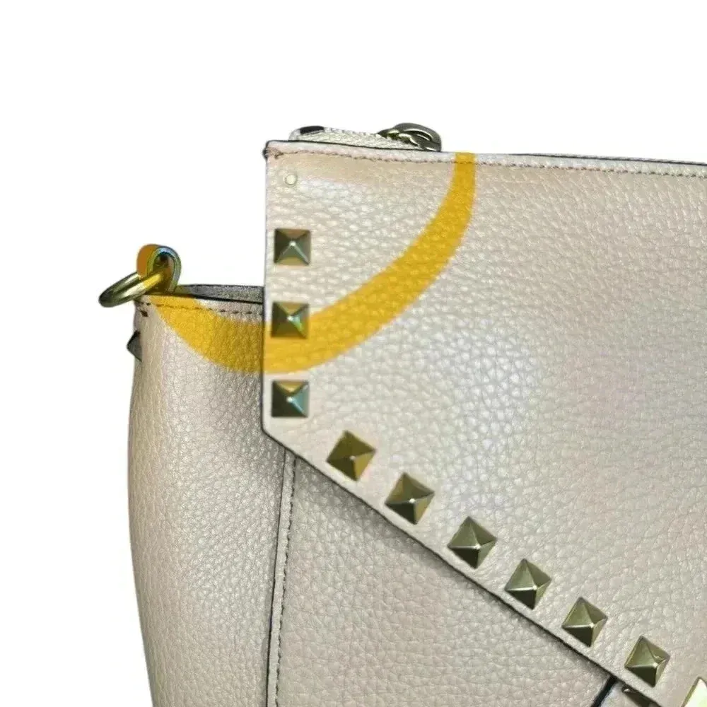 VALENTINO GARAVANI Vitello Rockstud Hype Shoulder Bag. - Image 4