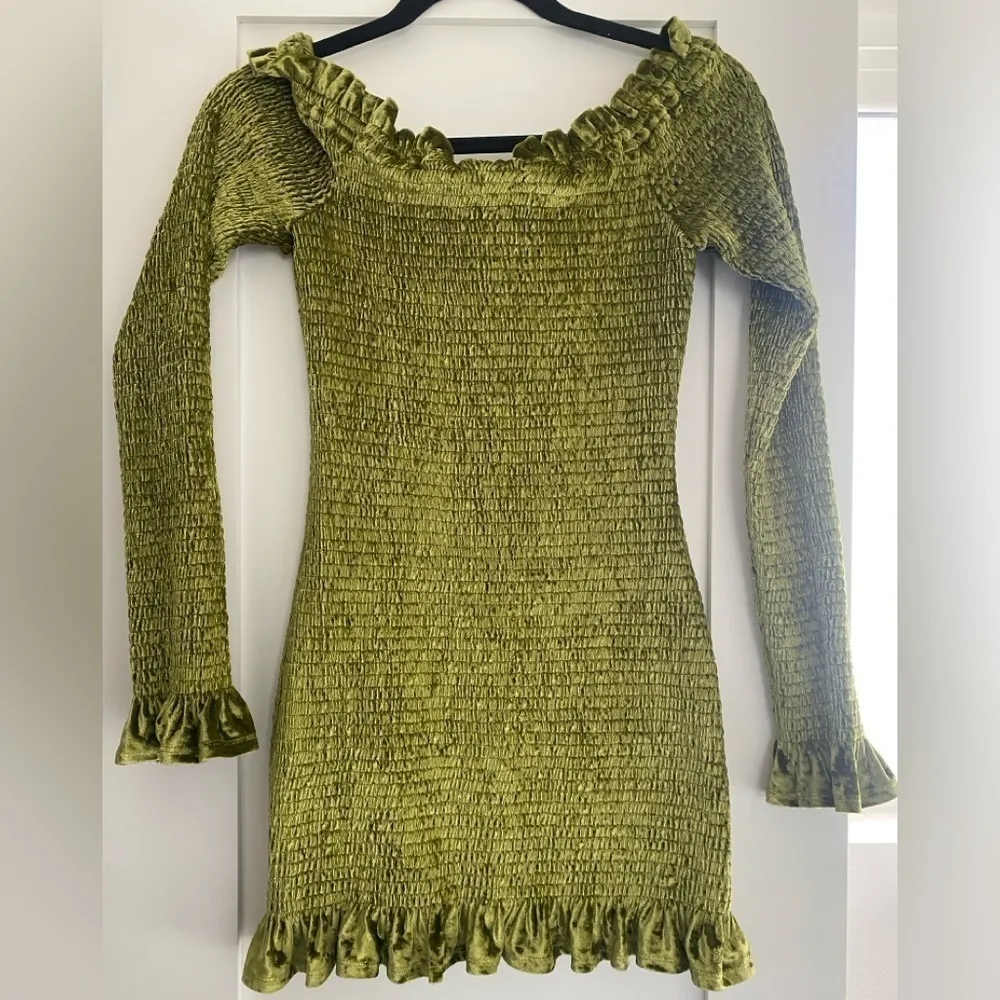 NWT Caroline Constas Megara Off the Shoulder Shirred Stretch Velvet Mini Dress Green - Image 4