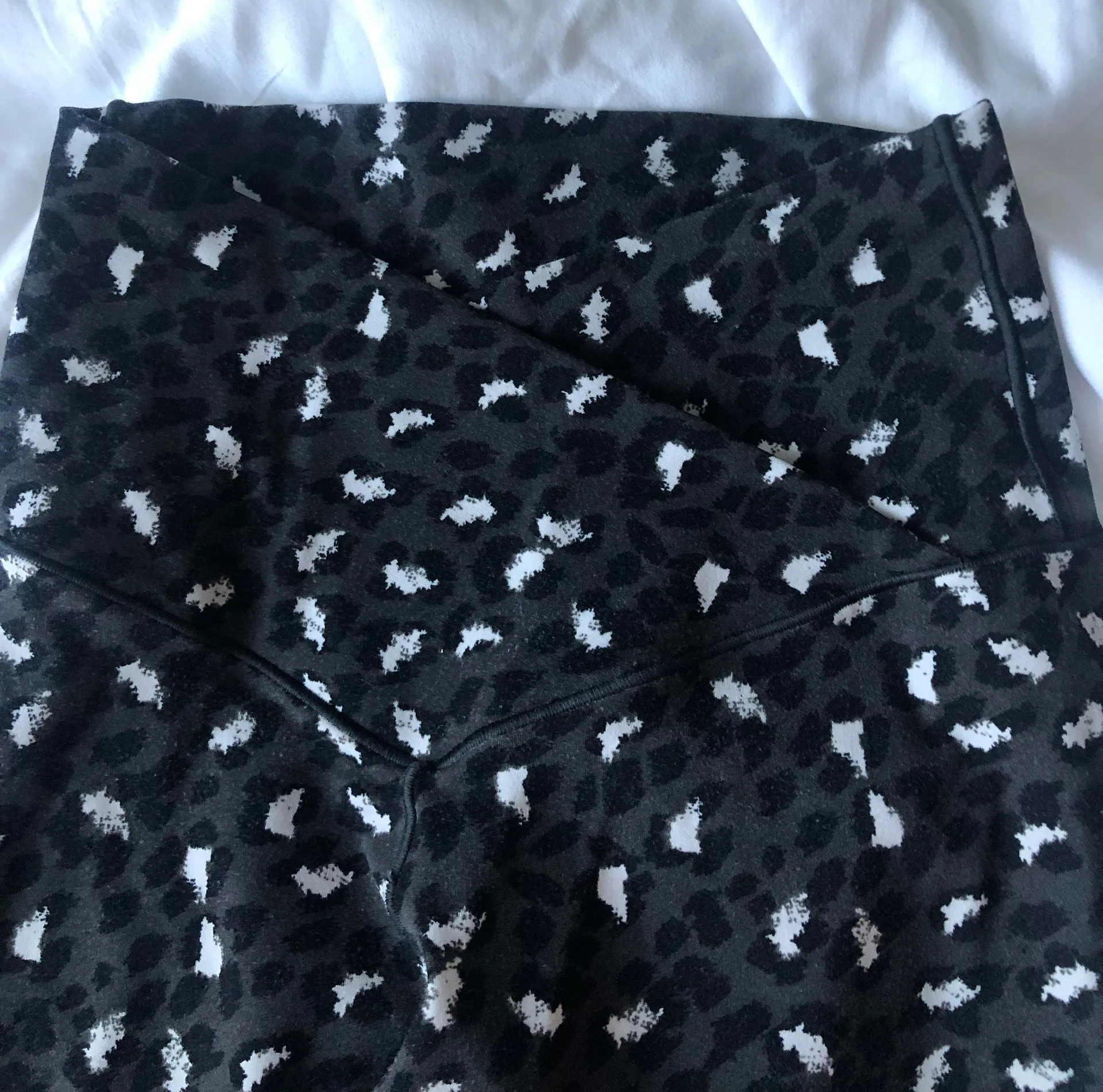 dark grey cheetah crossover v leggings - Image 3