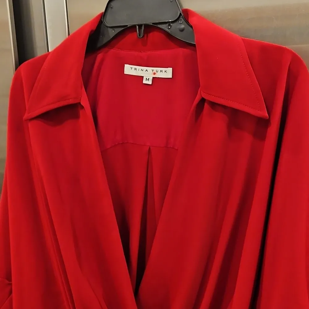 💕TRINA TURK💕 Draped High-Low Concourse Blouse ~ Reina Red Medium NWOT - Image 7