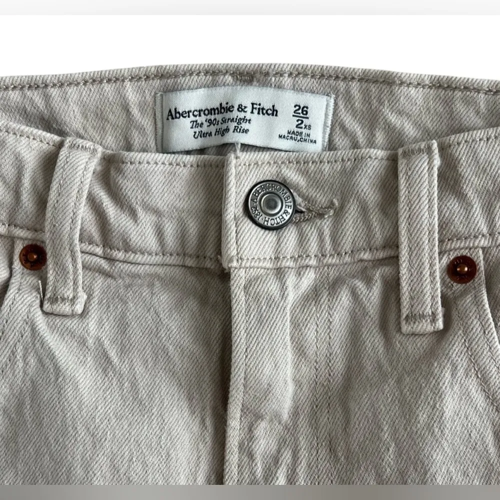 Abercrombie & Fitch Jeans Ultra High Rise 90s Straight in Stone Ivory - Image 3