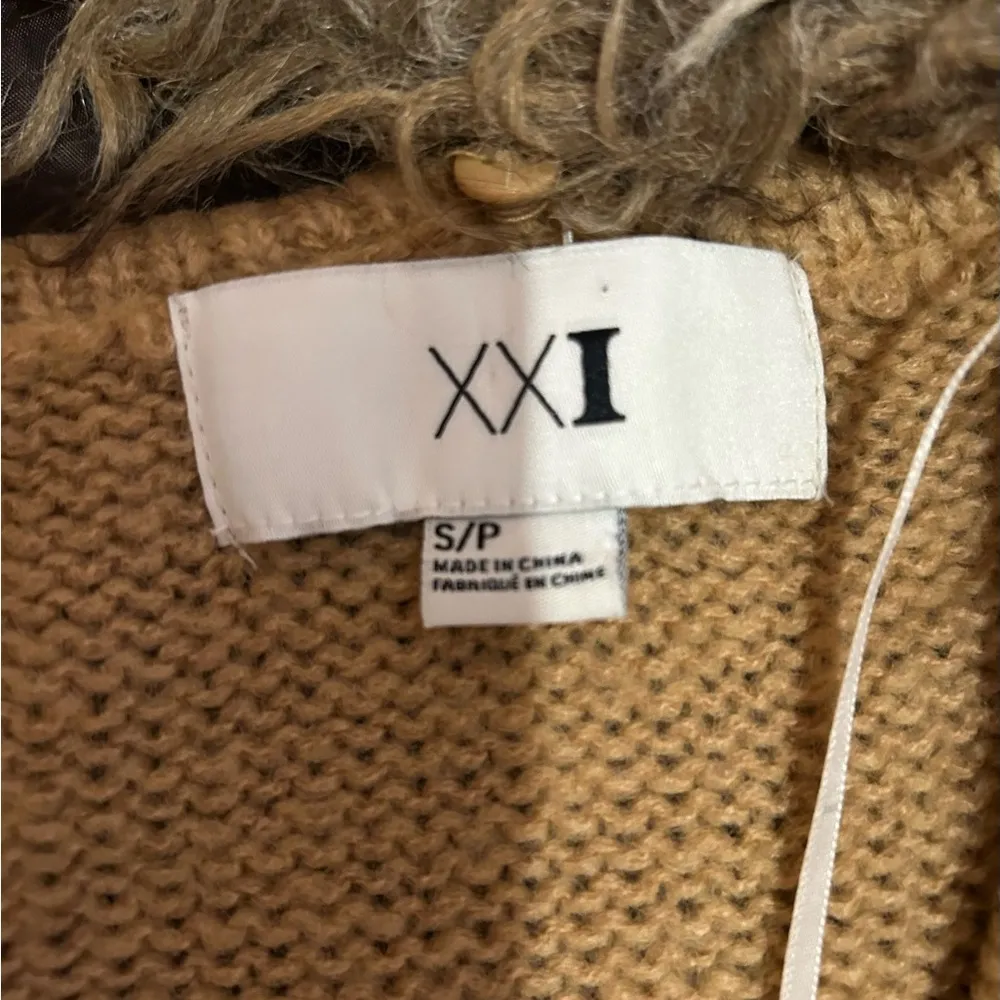 Stylish Tan Sweater with Faux Fur Collar size small from forever 21 - Image 3