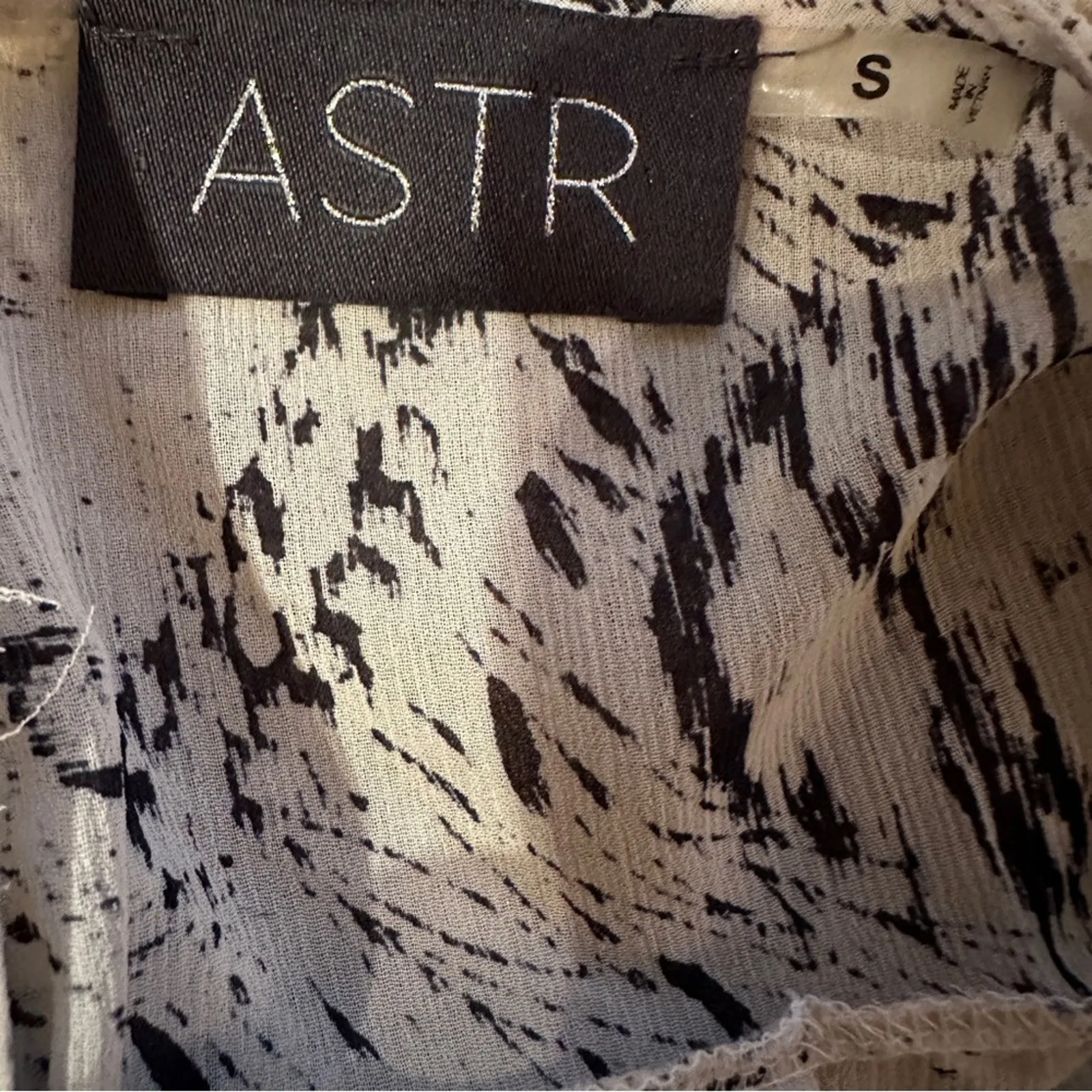 ASTR The Label Cream & Black Animal Print High Low Shear Tunic Top Size S‎ - Image 5