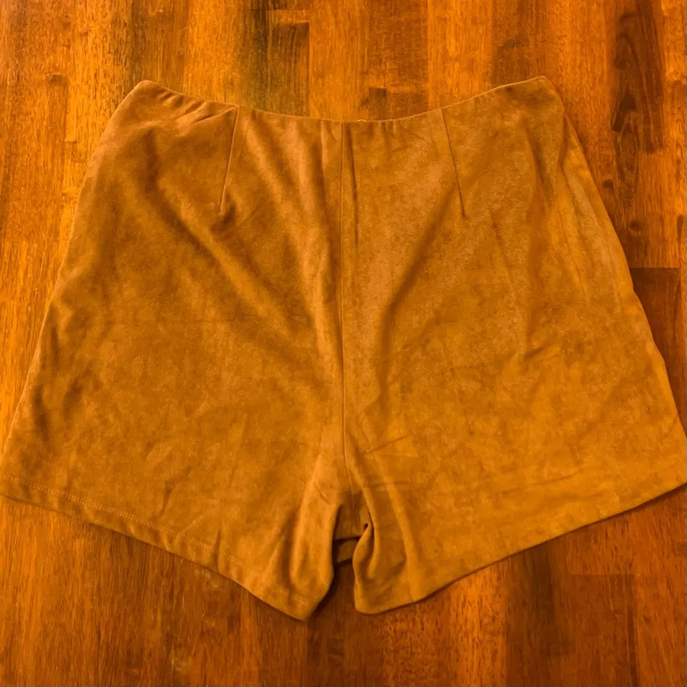 Hem & Thread NWT Large Camel Wrap Skorts with Suede Texture and Tortoise Buckle - Image 7