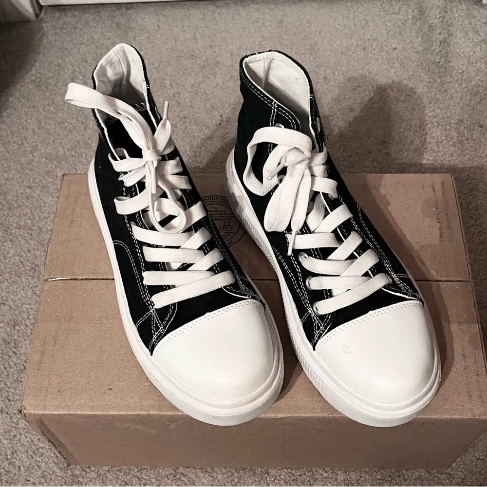 Women's Casual Lace-up High Top Canvas Shoes - Image 6