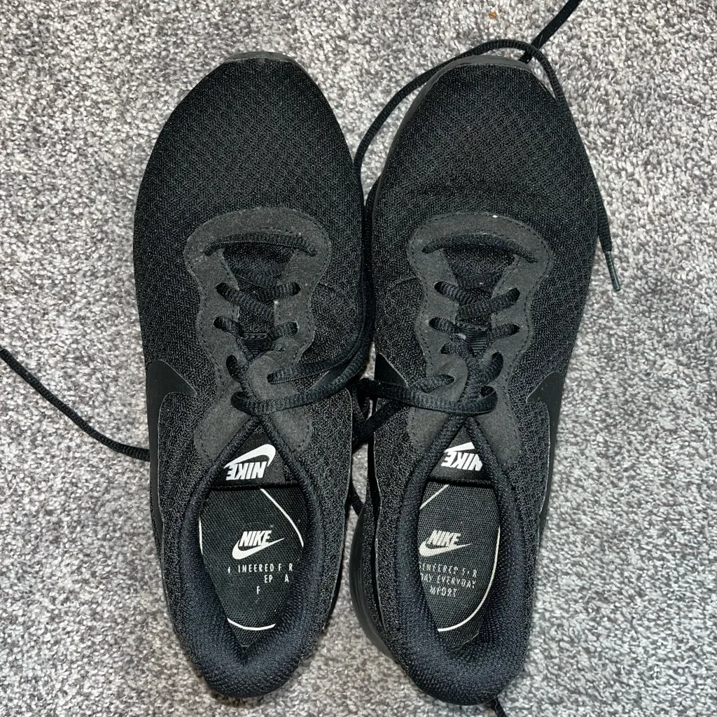 Nike Black Minimalist Sneakers Sleek Design - Image 2