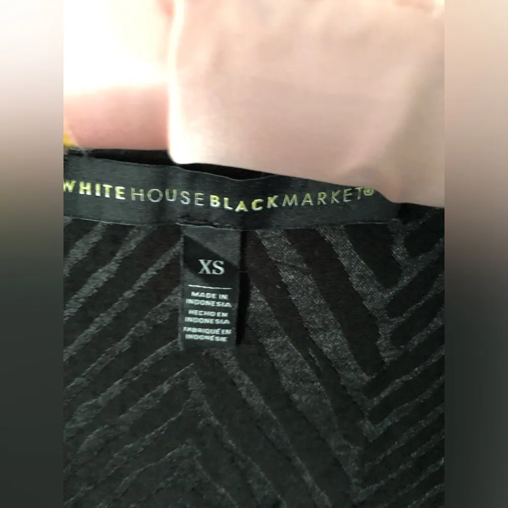 White House black market jacquard surplice Blouse top, size XS - Image 4