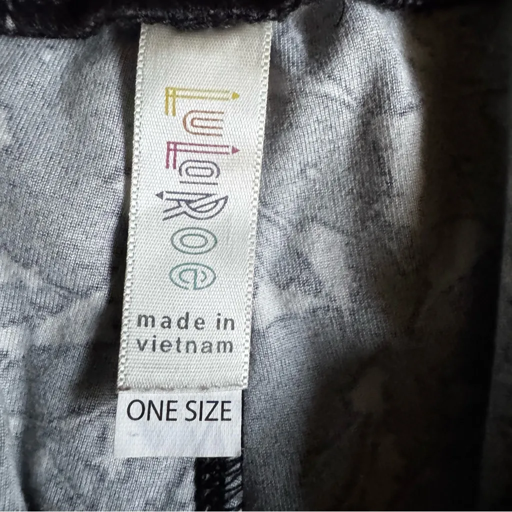 LulaRoe Women's Black and White Butter Smooth Flower Print Leggings One Size - Image 6