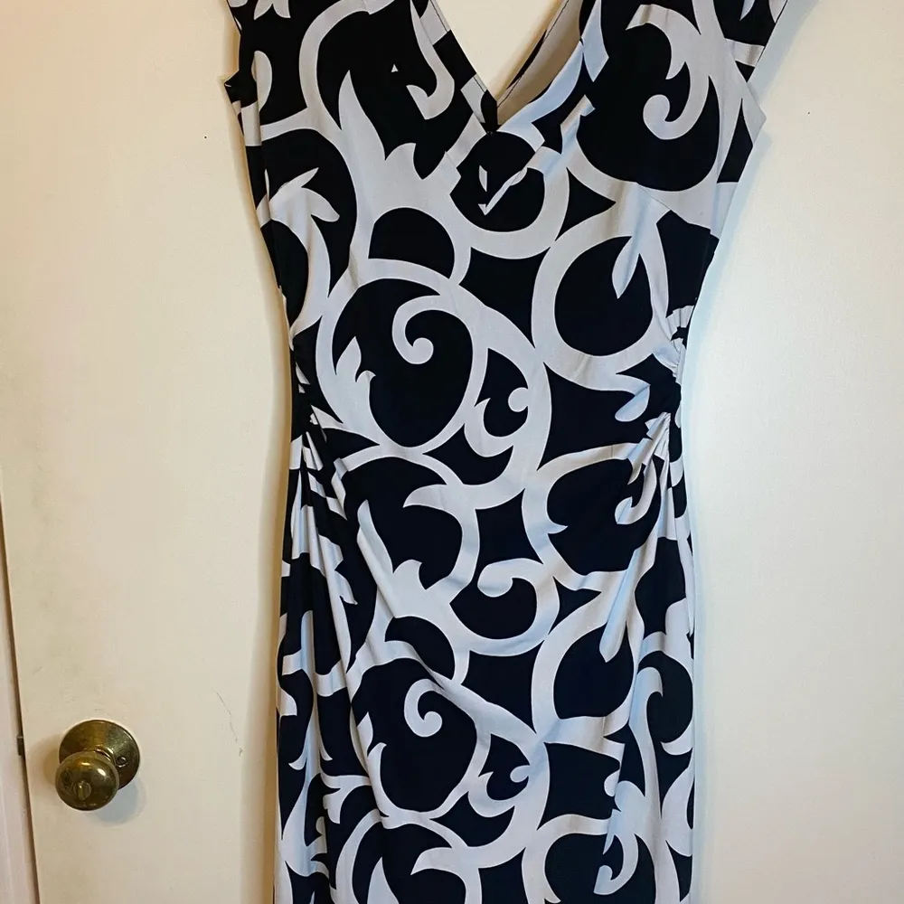 White House, black market woman sleeveless dress size 6 - Image 6