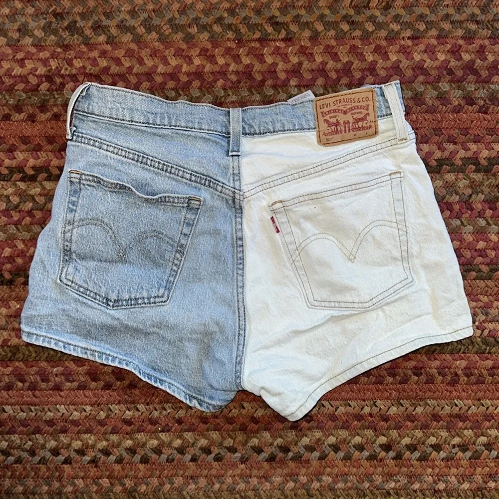 LEVIS 501 BUTTON FLY TWO TONE DENIM SHORTS BLUE WHITE SPLIT - Image 2