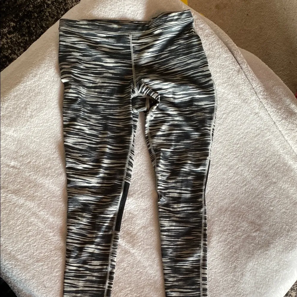 Nike  Black and White Patterned Leggings Large - Image 4