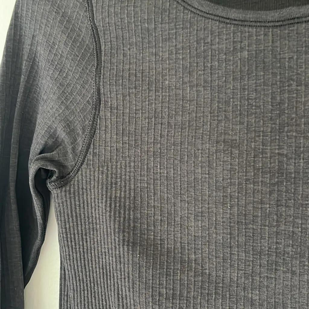 Lululemon ribbed gray cropped long sleeve top built in bra size 6 - Image 2