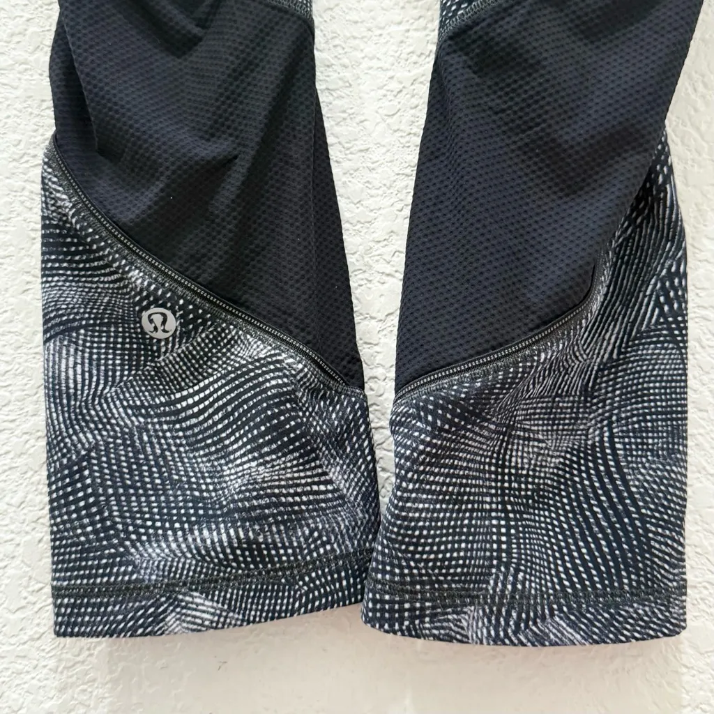 LULULEMON Run Off Route Mid Rise 21” Crop in Velocity Mesh Island Mist Black 4 - Image 9
