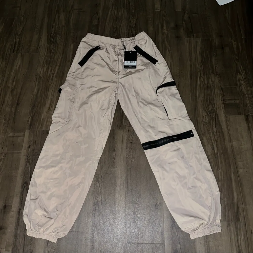 NWT- PLT Pretty Little Thing cream Belted Pocket Detail Sweatpants - Image 4