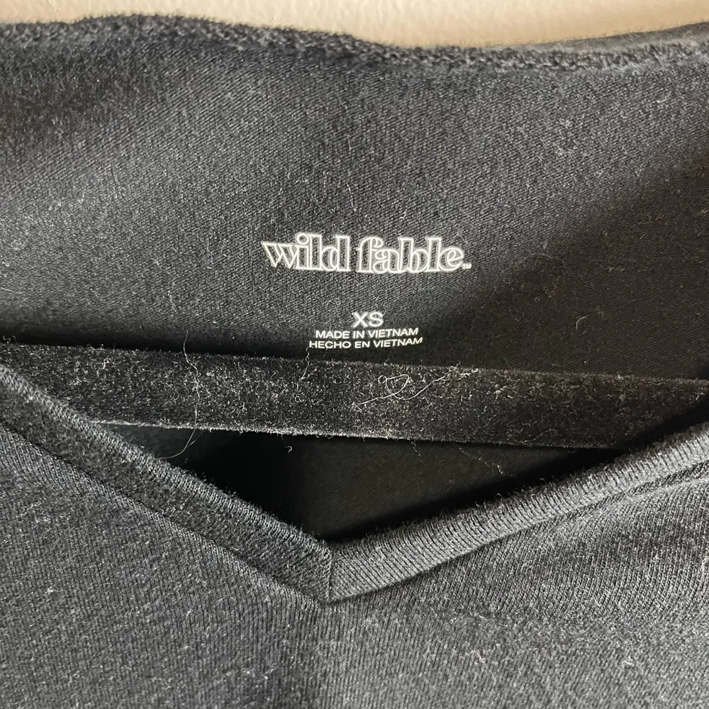 Little Black Shirt Women’s V-Neck Short Sleeve Crop Top T-Shirt Sz XS EUC - Image 2