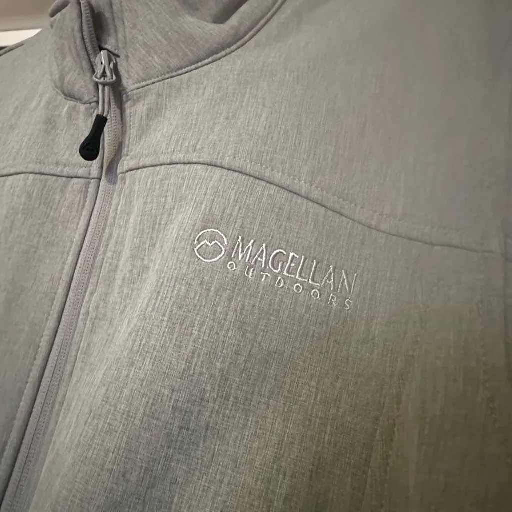 Magellan Outdoors‎ Women’s Hickory Canyon Softshell Jacket. Size L. - Image 4