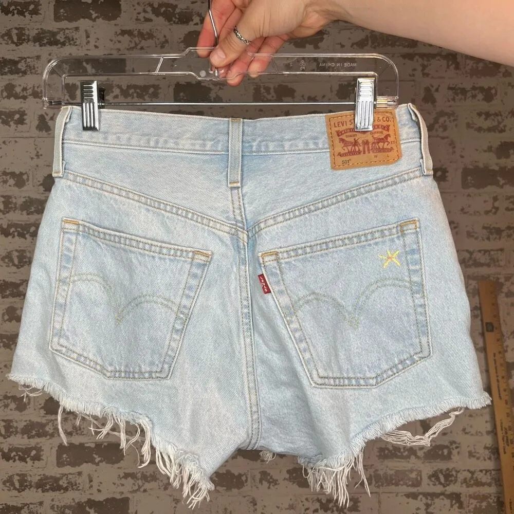 Levi’s | women denim shorts with embroidered flowers - Image 7