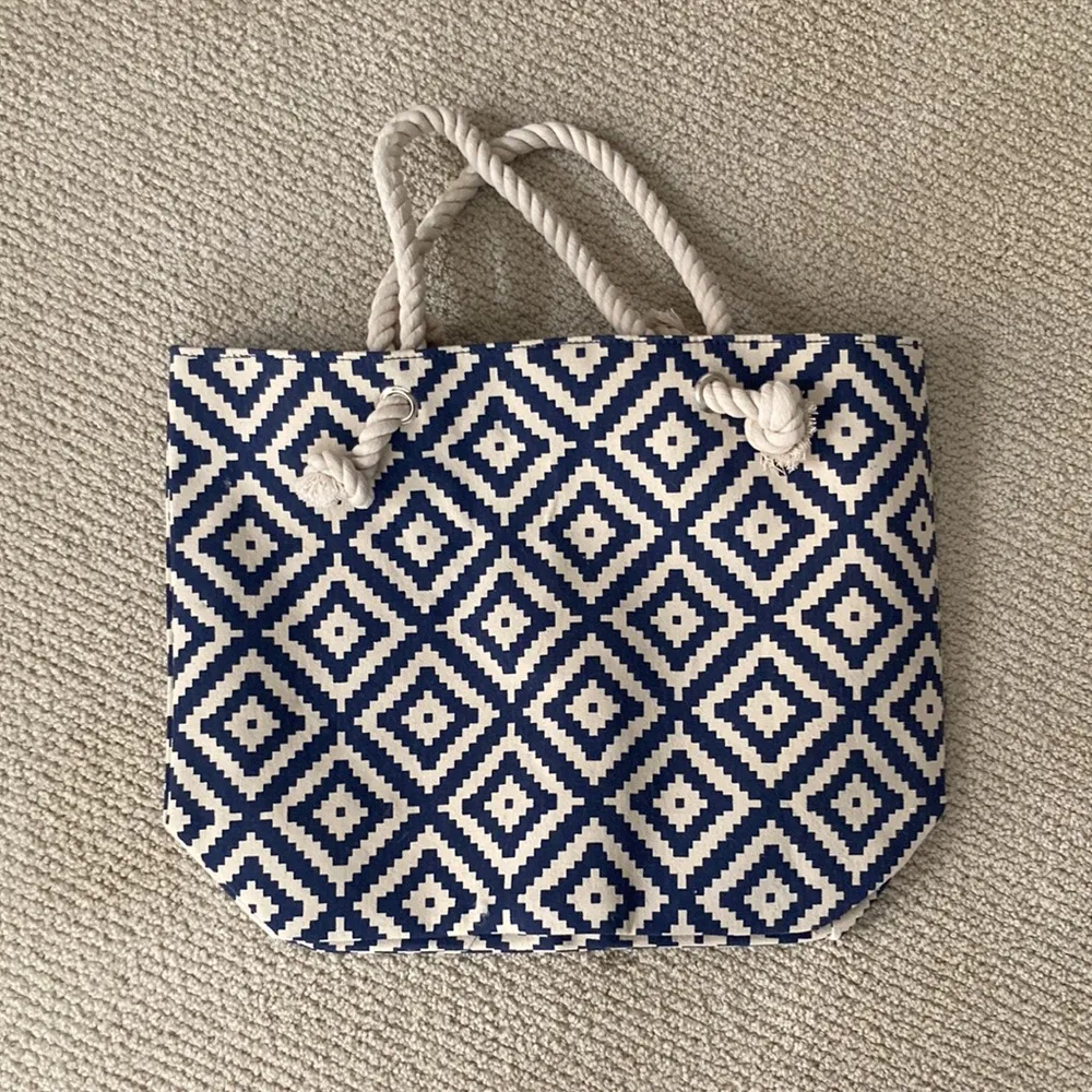 Summer & Rose Blue and Cream Patterned Tote Bag with Rope Accent Handles NWOT - Image 4