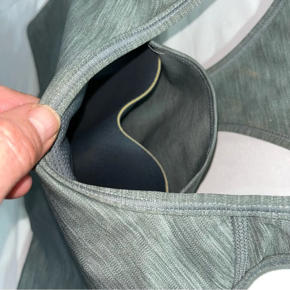 Nike sports bra size large. Padded with removable padding - Image 3