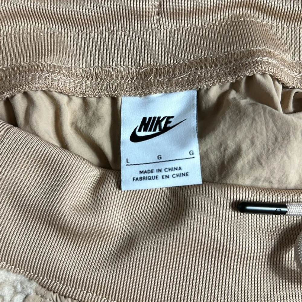 Nike Sportswear Essential Woven High-Rise Pants Sherpa detail - Image 5