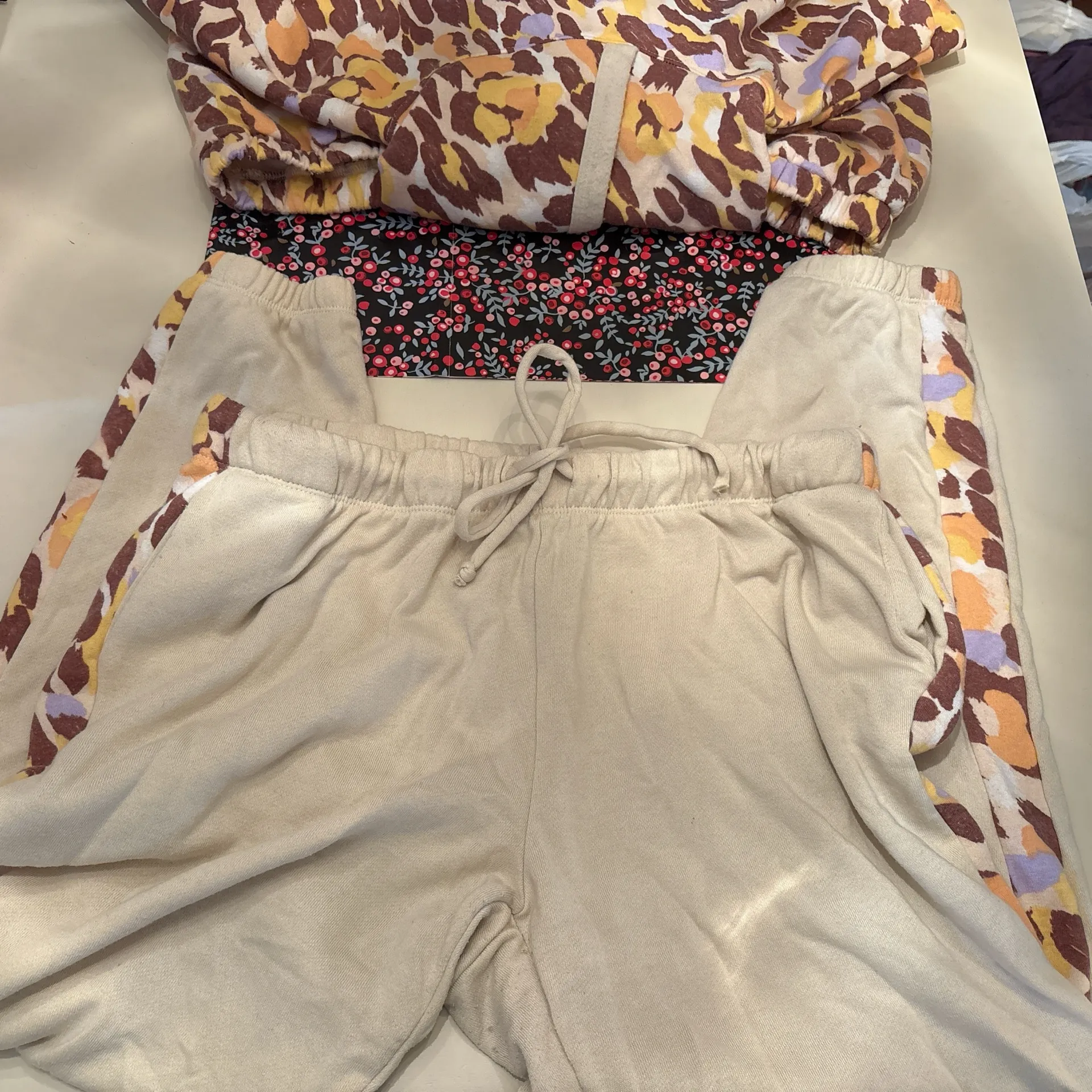 Cream and tan Oliiv sweatpants and hoodie set with adjustable waistband #sweatpants #hoodie #matchingset #oliiv #cozy Multiple Size XL - Image 4