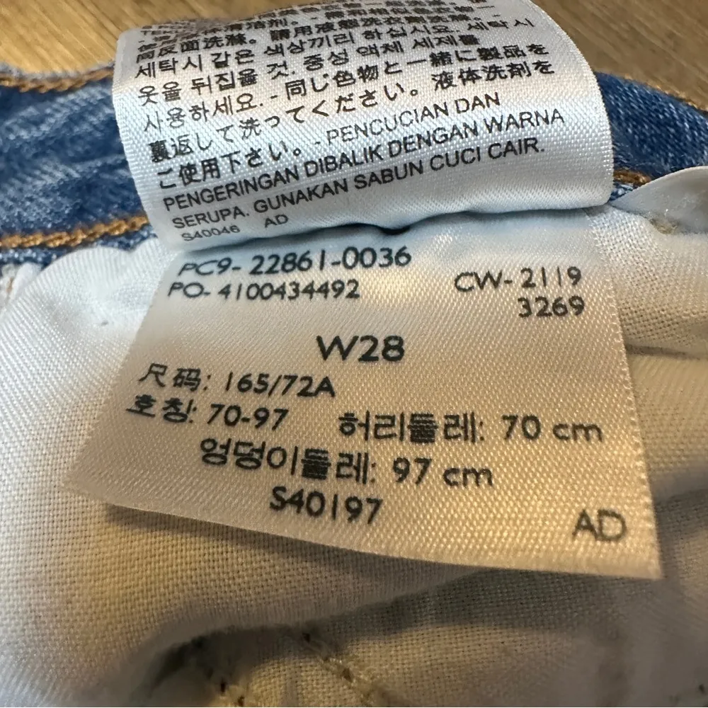 Levi's Wedgie Icon Fit Jeans in Shut Up Medium Wash Distressed Raw Hem Size 28 - Image 6