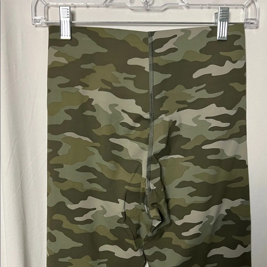 PINK Victoria's Secret Active Green Camouflage Leggings Size Small - Image 6