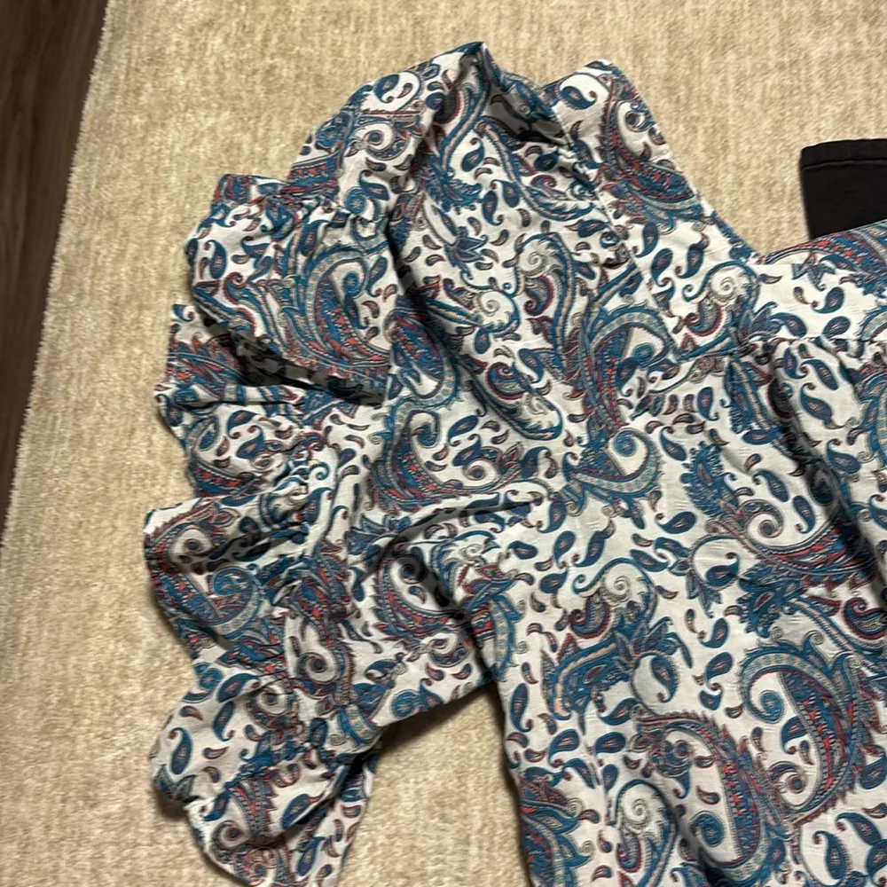 2X 20/22 Outfit!! Ruffle sleeve Top jeans Paisley square neck and black pants - Image 2