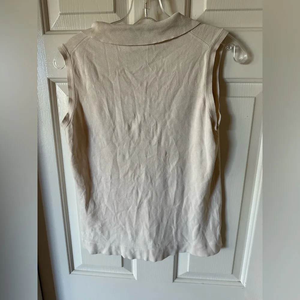 Creme silky sleeve less button up Size 8 - Image 3