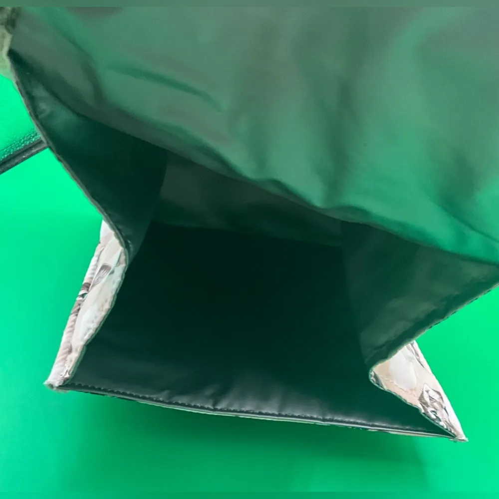 A Very Sweet NWOT Betsy Johnson Cute Cat Print Insulated Lunch Bag - Image 4