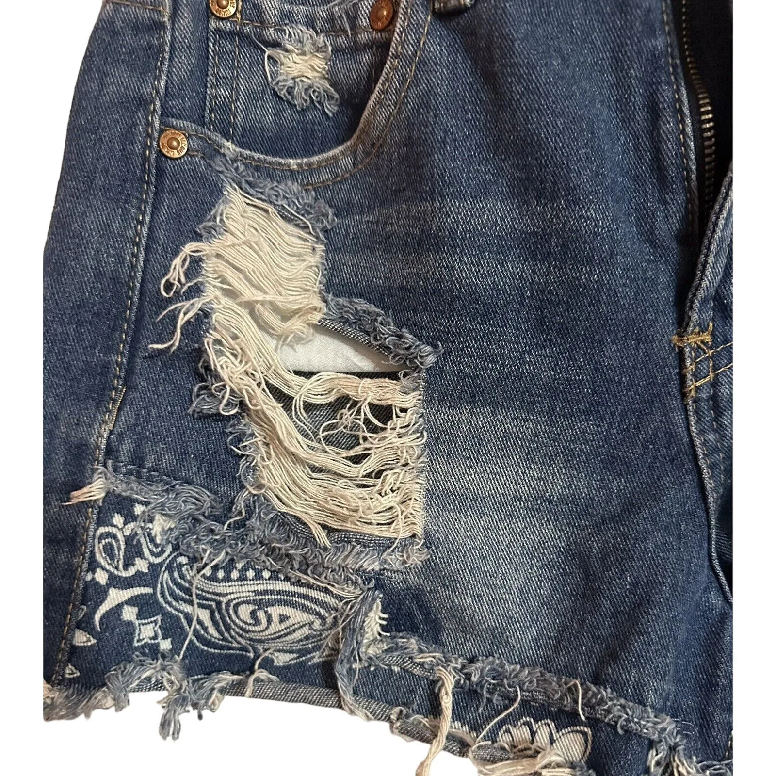 Almost Famous Mom Shorts Women's SZ0 Mid-Rise Blue‎ Denim Distressed - Image 2
