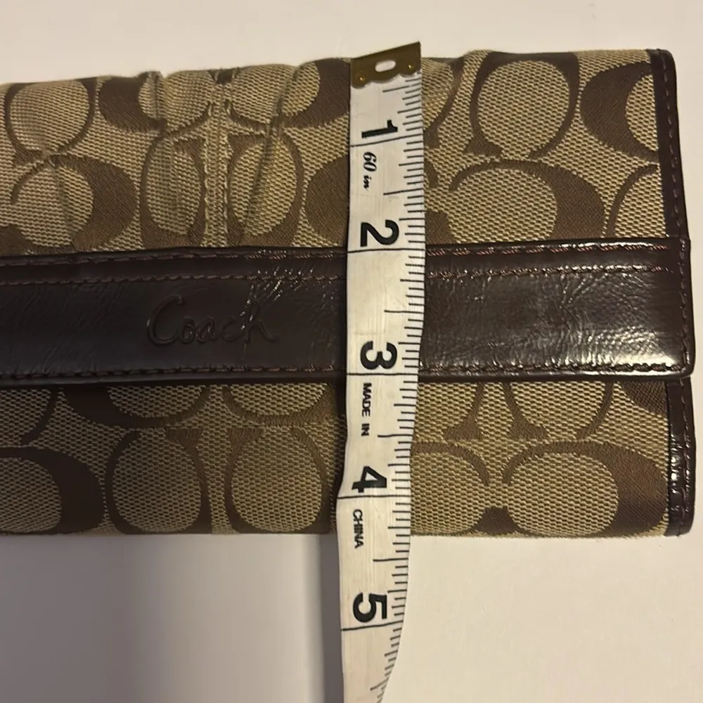 COACH TAN AND BROWN WALLET
PLEAT DESIGN…SIGNATURE LOGO DESIGN
SNAP CLOSURE - Image 9