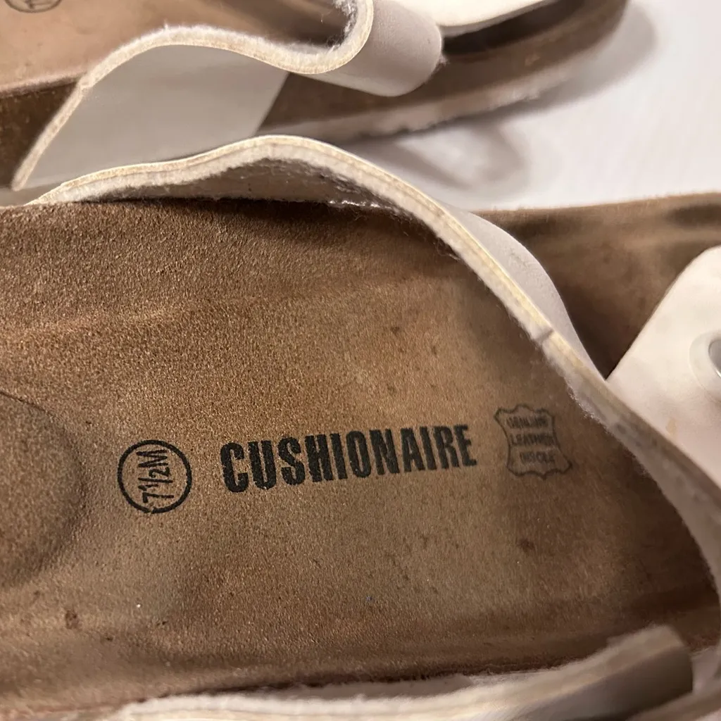 Cushionaire white leather thong sandals women size 7 1/2 M - Image 6
