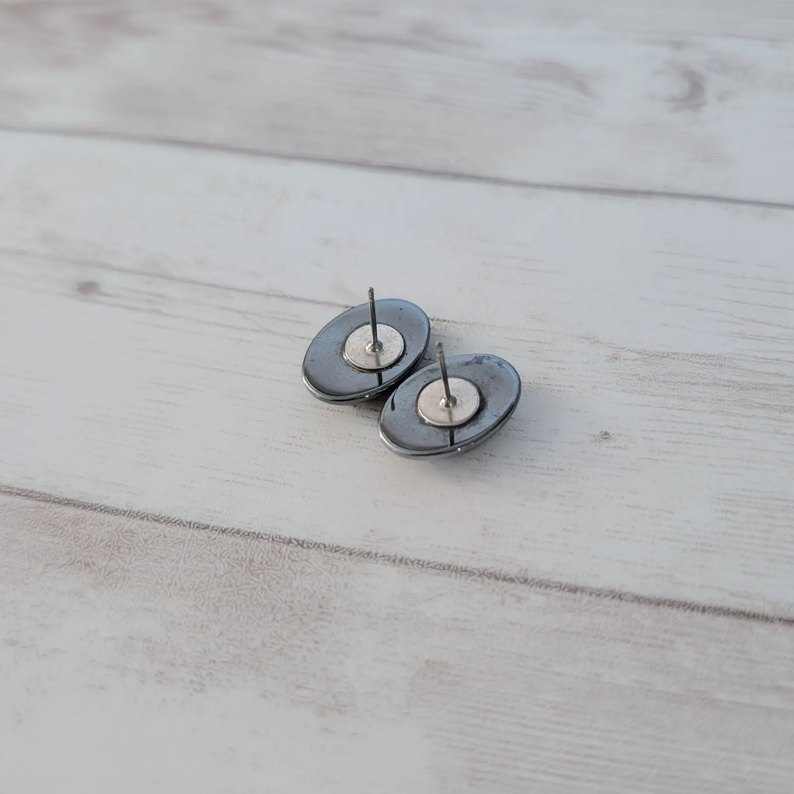 Vintage Stud Earrings Dark Gray Metallic Oval - Image 4