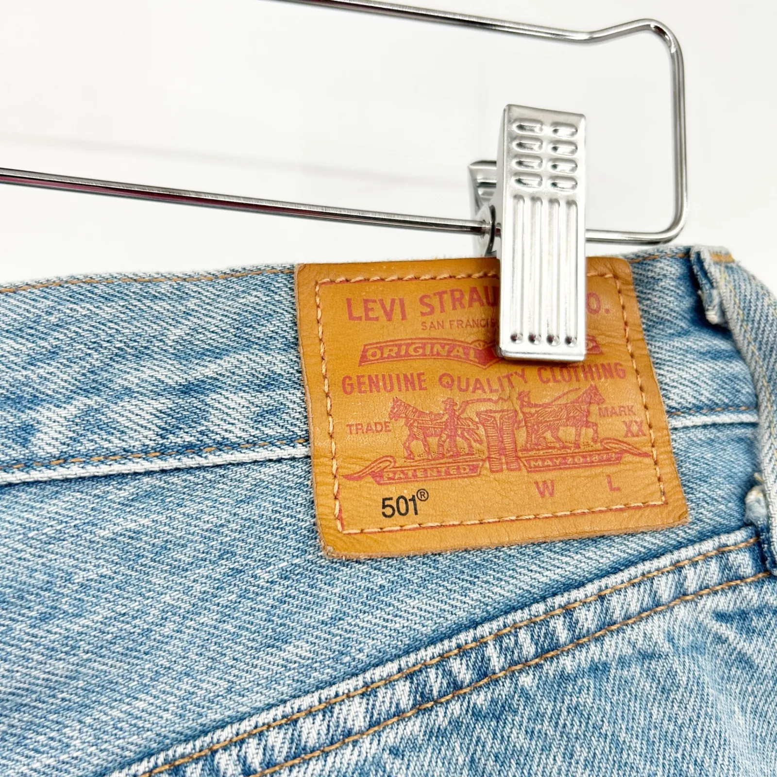 Levi's 501‎ Denim Shorts Womens Size 28 Light Wash Frayed Cutoff Hem Button Fly - Image 4