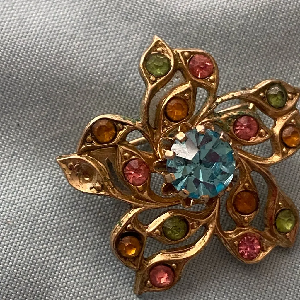 1” Flower Brooch Pin Gold Tone Stones Blue Pink Yellow Green Multicolor Floral - Image 2