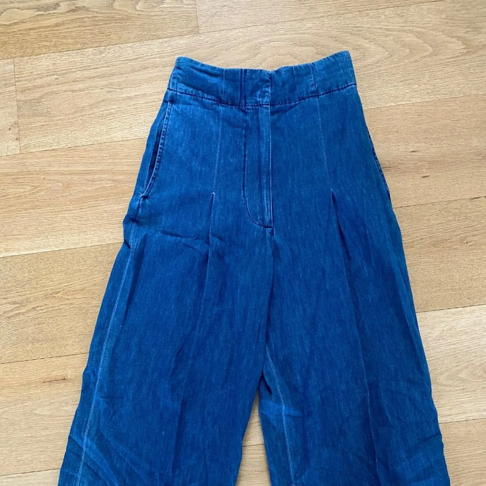 7 For All Mankind - Wide Leg Pleat Jeans in Dark Blue - Image 2