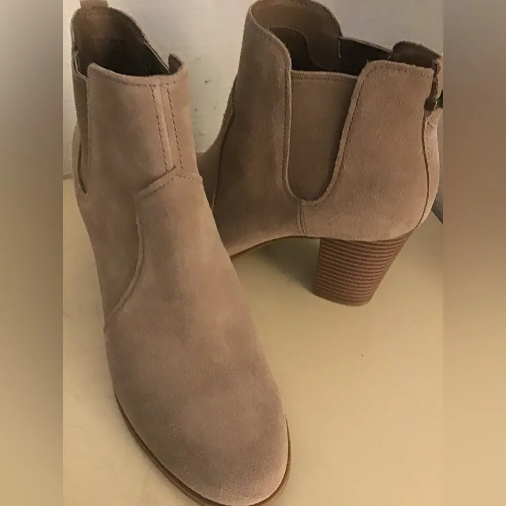 Koolaburra By Uggs women beige suede Chelsea heel boots US 10 - Image 3