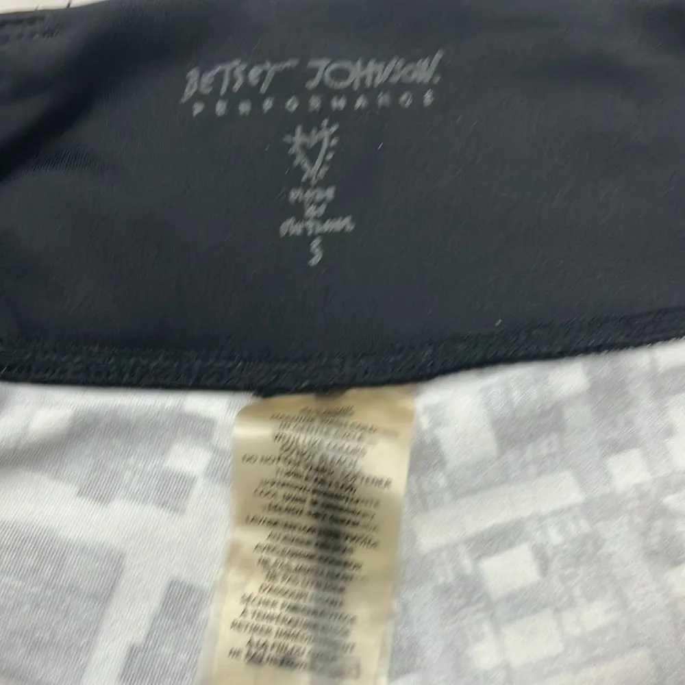 Betsey Johnson black and grey geo print athletic capris woman’s size small - Image 8