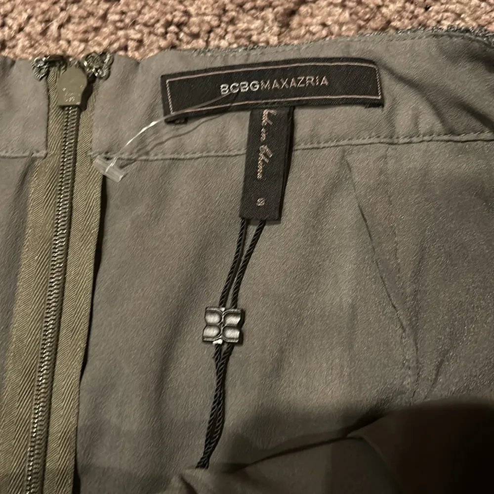 BCBG Maxazria green lace double layer high waisted shorts - Image 4