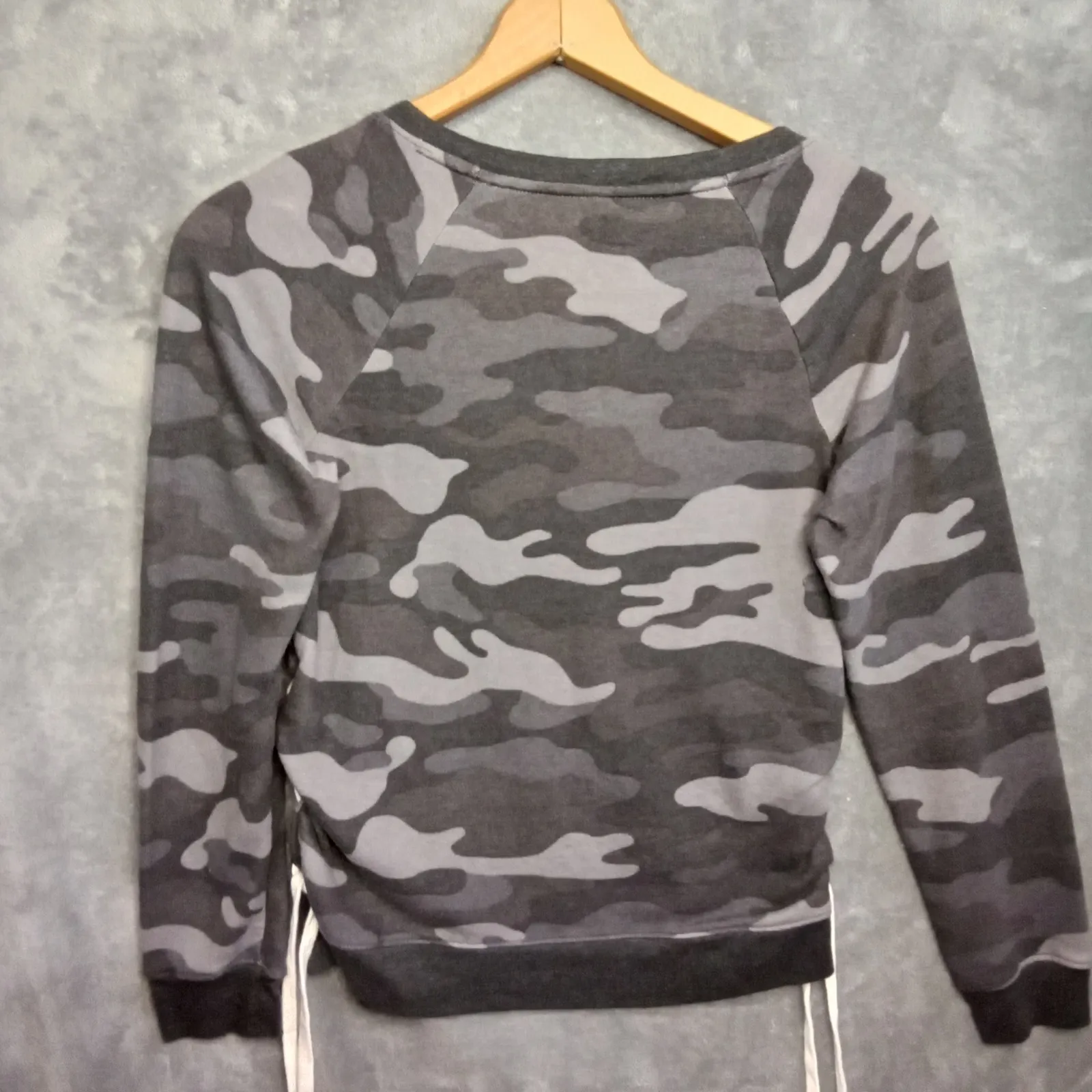 Perfect‎ Crew Camo Sweatshirt Women's Size M Gray Long Sleeve Crew Neck Casual Size M - Image 7