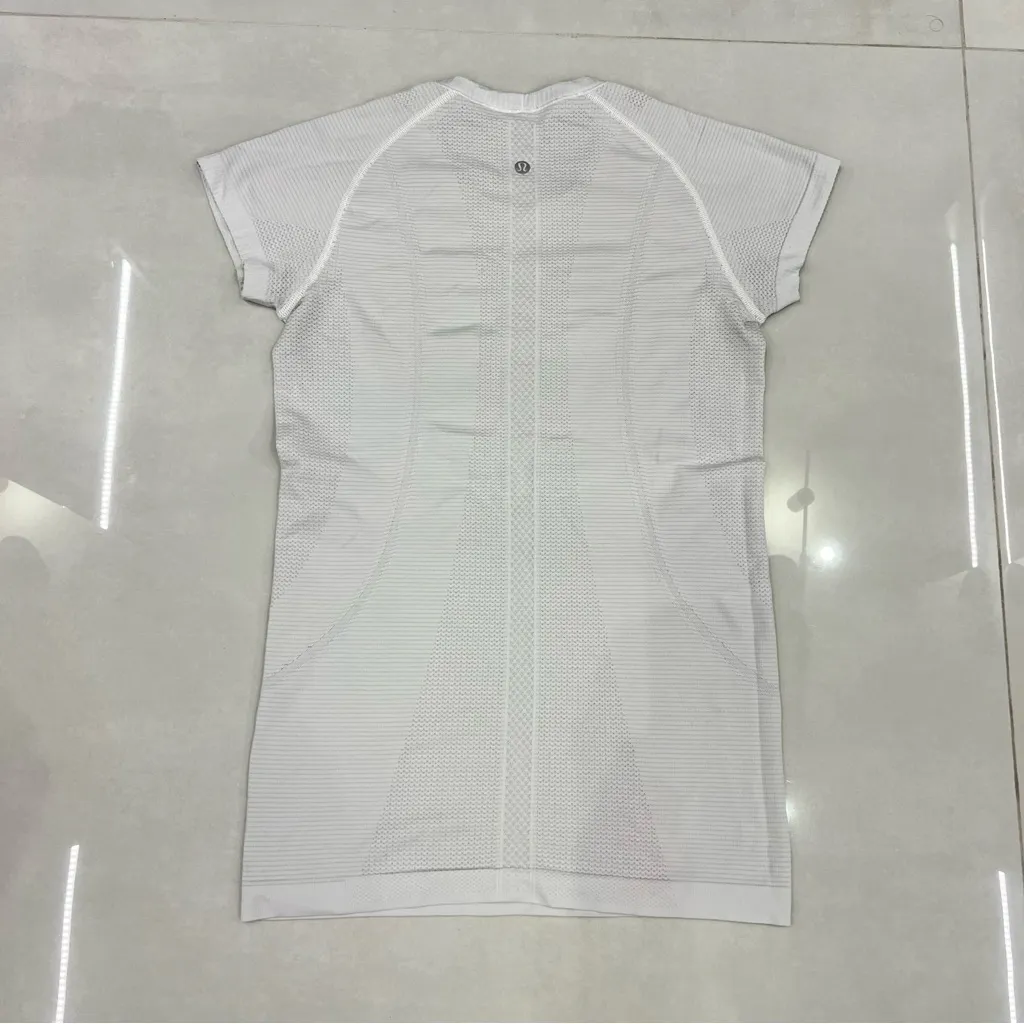 Lululemon Swiftly Tech Short Sleeve Crew
Heathered White - Image 7