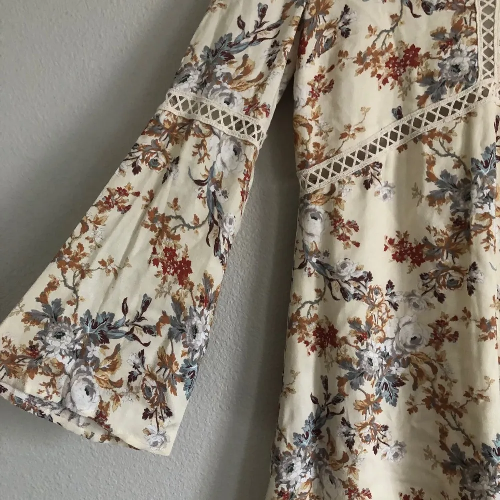 New wayf floral cream crochet long sleeve dress XS - Image 3